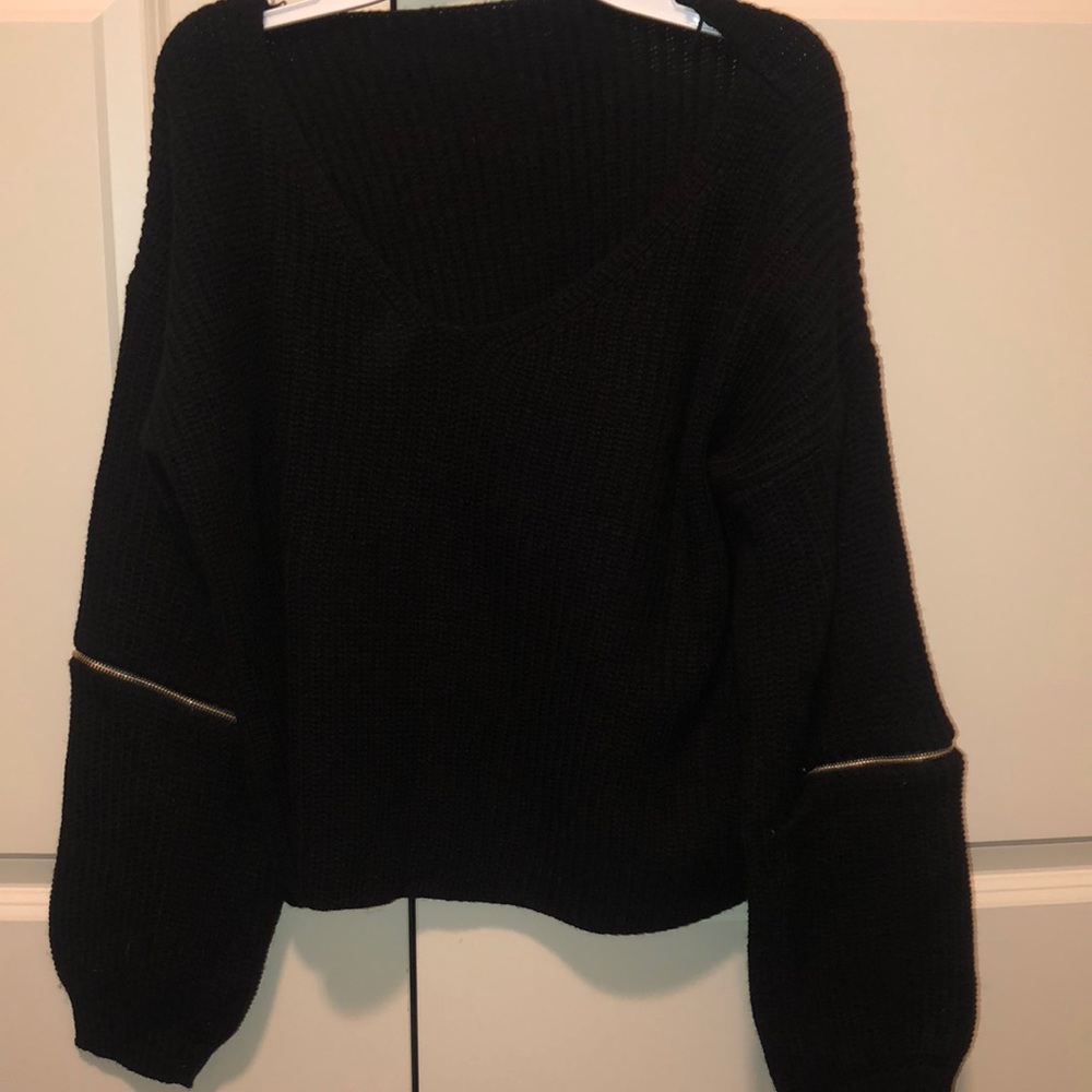Sweater with zippers on sleeve
